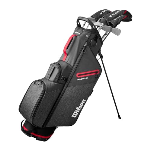 Schwarz-rotes Wilson Golfbag mit Standfüßen und Schlägern, vor weißem Hintergrund
