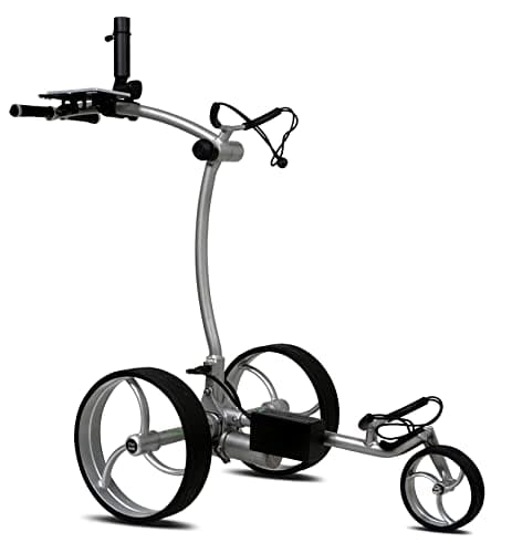 Dreirädriger Elektro-Golftrolley aus silbernem Metall mit schwarzen Rädern vor weißem Hintergrund